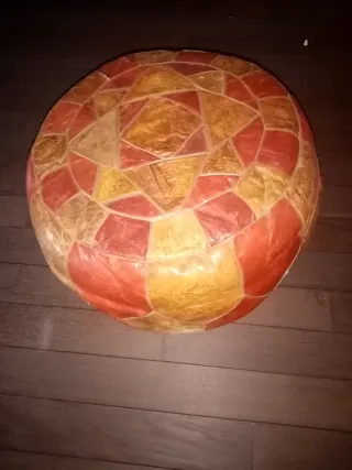 Pouff in pelle color oro e rosso