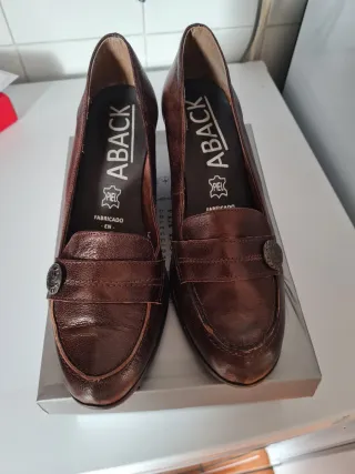 Mocasines de piel con tacón ABACK tono cobre.