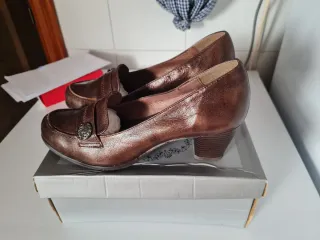 Mocasines de piel con tacón ABACK tono cobre.