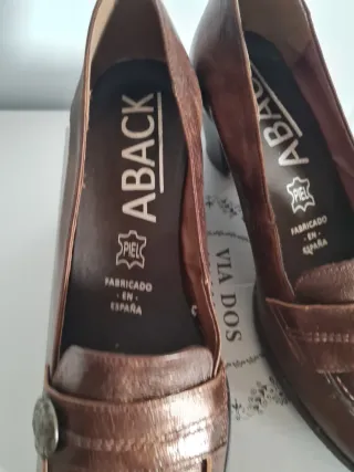 Mocasines de piel con tacón ABACK tono cobre.