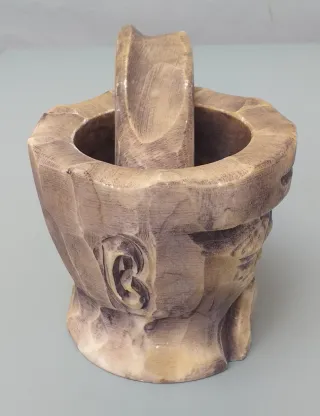 Mortero y mano de marmol estilo Tiki