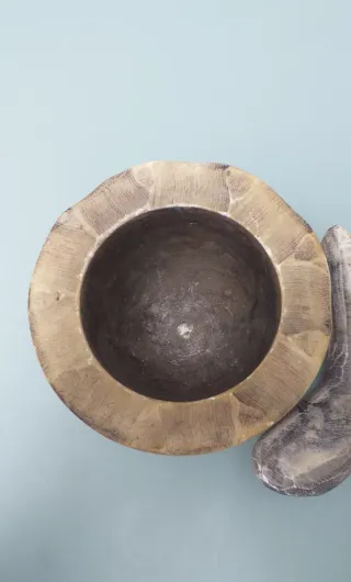 Mortero y mano de marmol estilo Tiki