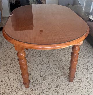 Mesa de madera grande con tapa de cristal