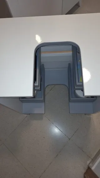 Mueble de baño blanco con cajones