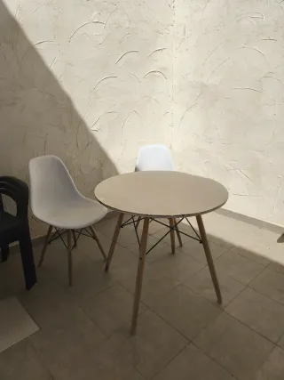 Mesa y 2 Sillas Blancas