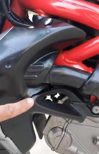 Suzuki Gladius 650 - Gris y Roja