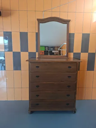 Cómoda de madera con espejo.