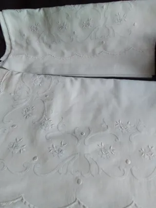 Juego de cama y mantel bordado