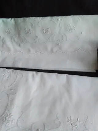 Juego de cama y mantel bordado