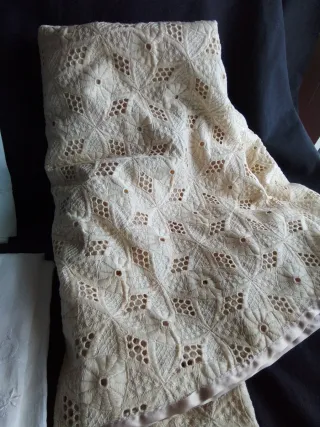 Juego de cama y mantel bordado