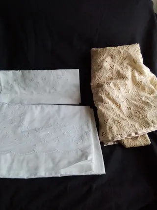 Juego de cama y mantel bordado