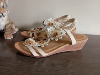 Sandalias Beige y Doradas con Flores