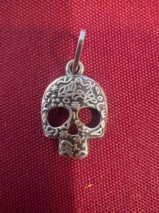 Colgante de plata con diseño de calavera