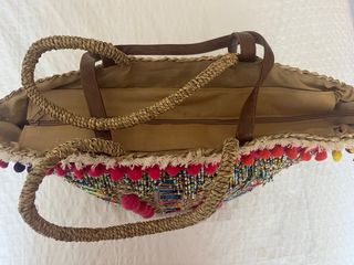 Capazo boho con abalorios y pompones