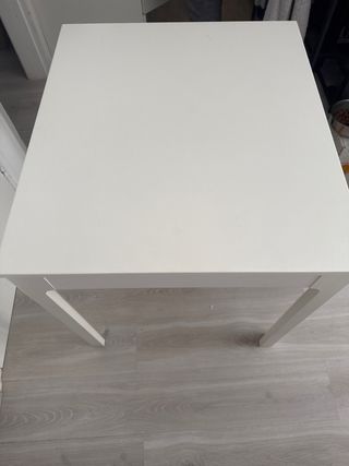 Mesa extensible blanca de madera