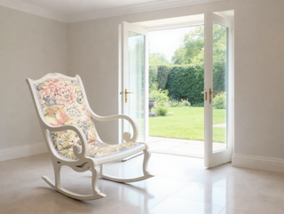 Mecedora de madera con tapizado floral