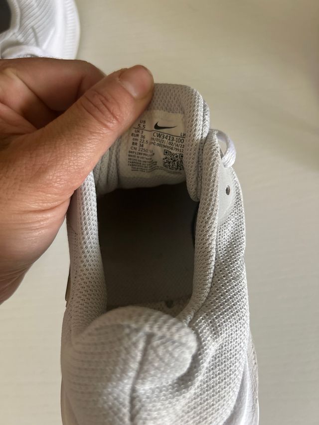 Zapatillas Nike Blancas y Plateadas