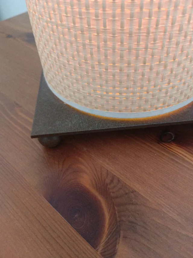 Lámpara de mesa tejida y metal