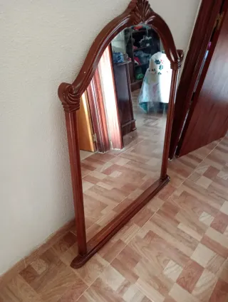 Espejo de madera con marco tallado