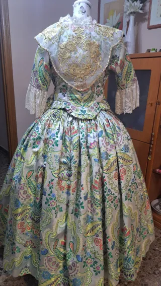 Traje de Fallera Multicolor y Dorado