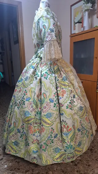 Traje de Fallera Multicolor y Dorado