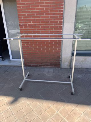 Perchero metálico blanco con ruedas