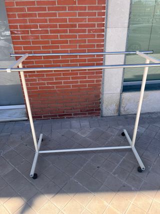 Perchero metálico blanco con ruedas