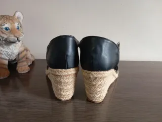 Sandalias de cuña negras con encaje