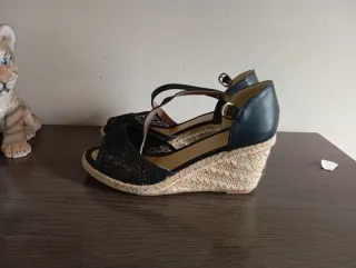 Sandalias de cuña negras con encaje