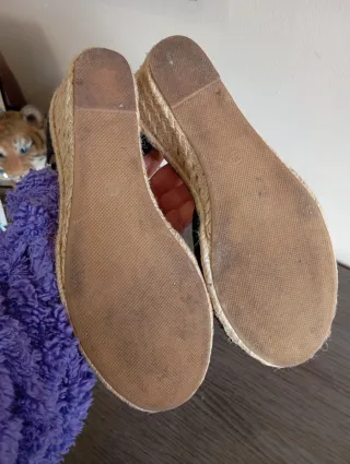 Sandalias de cuña negras con encaje