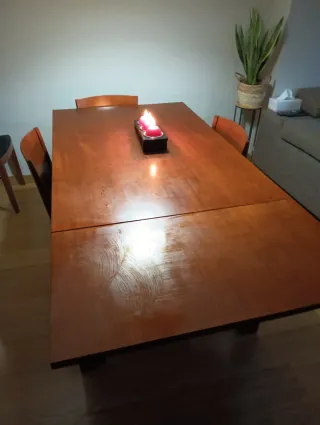 Mesa de comedor de madera extensible.