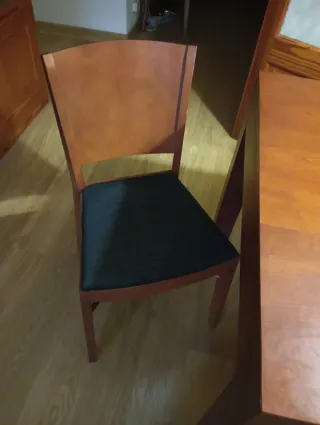 Mesa de comedor de madera extensible.