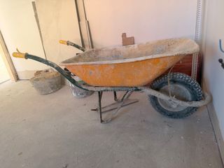 Carretilla de obra naranja