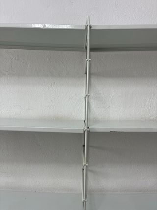 Estantería metálica blanca