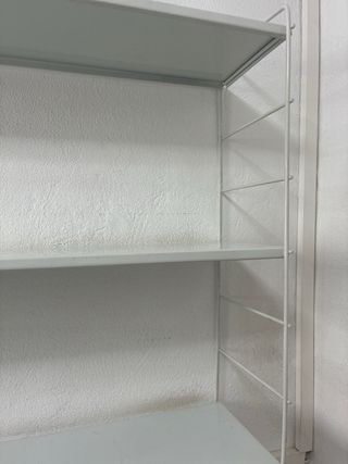 Estantería metálica blanca