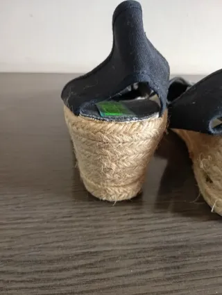 Sandalias  negras bordadas
