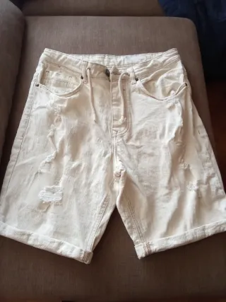 Pantalón corto beige desgastado