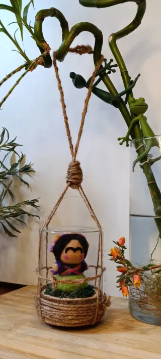 Muñeca lana Frida en cristal