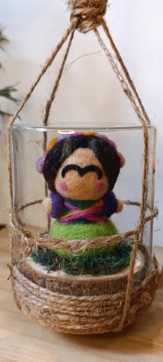 Muñeca lana Frida en cristal