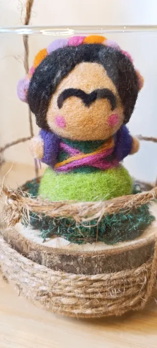 Muñeca lana Frida en cristal