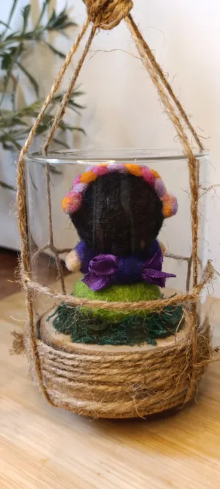 Muñeca lana Frida en cristal