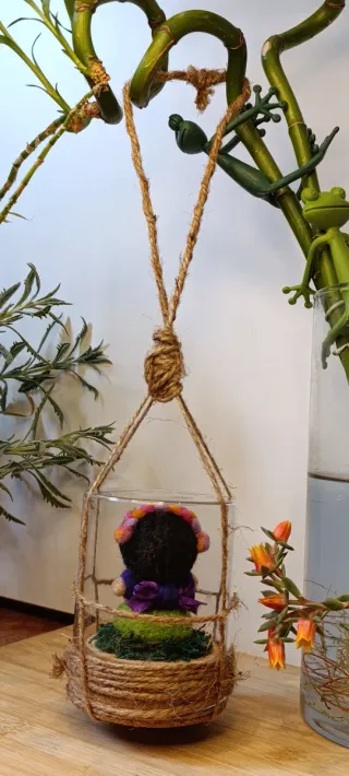 Muñeca lana Frida en cristal