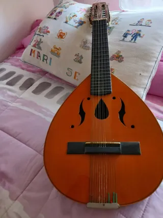 Laúd artesanal de 10 cuerdas