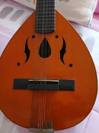 Laúd artesanal de 10 cuerdas