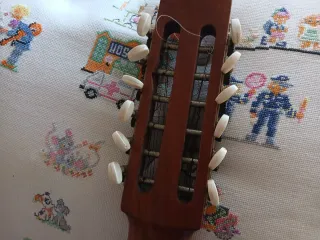 Laúd artesanal de 10 cuerdas