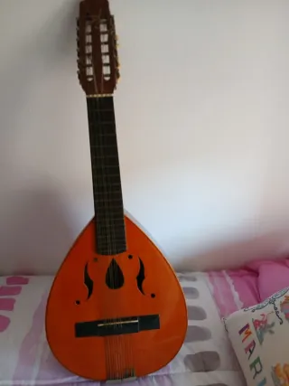 Laúd artesanal de 10 cuerdas