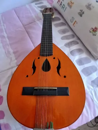 Laúd artesanal de 10 cuerdas