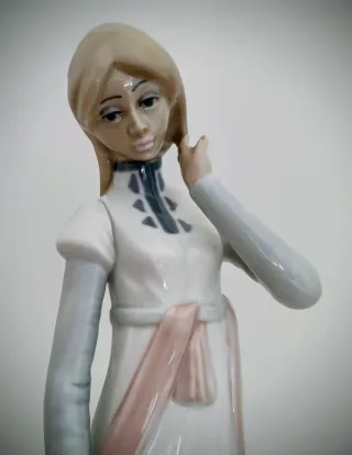 Figura  vintage de porcelana mujer con sombrero