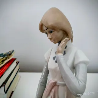 Figura  vintage de porcelana mujer con sombrero