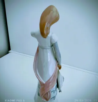 Figura  vintage de porcelana mujer con sombrero